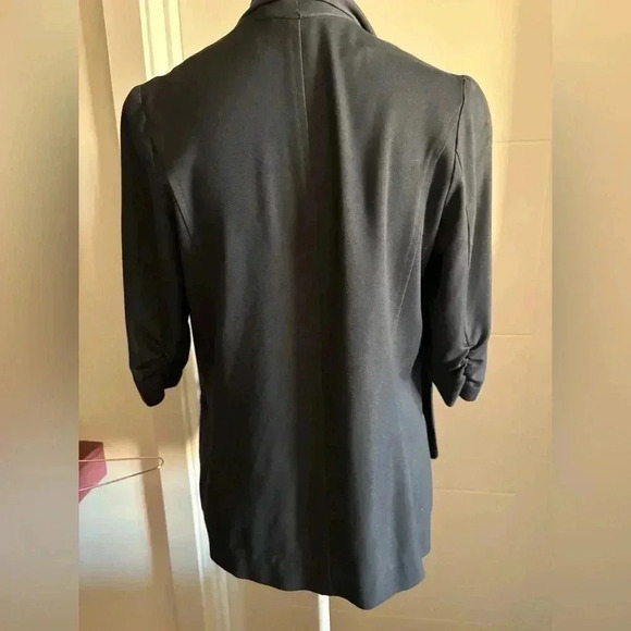 Elegant Black Blazer for Women - Picture 5 of 5